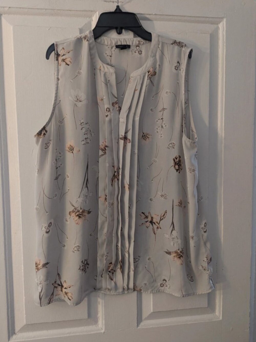 Ann Taylor Factory Light Gray Floral Pleated Sleeveless Blouse